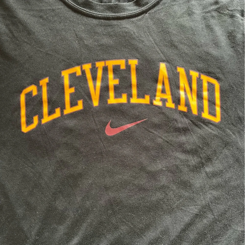 Nike Dri-Fit Cleveland Cavaliers T-Shirt Womens Small NBA Black Gold Arch Tee